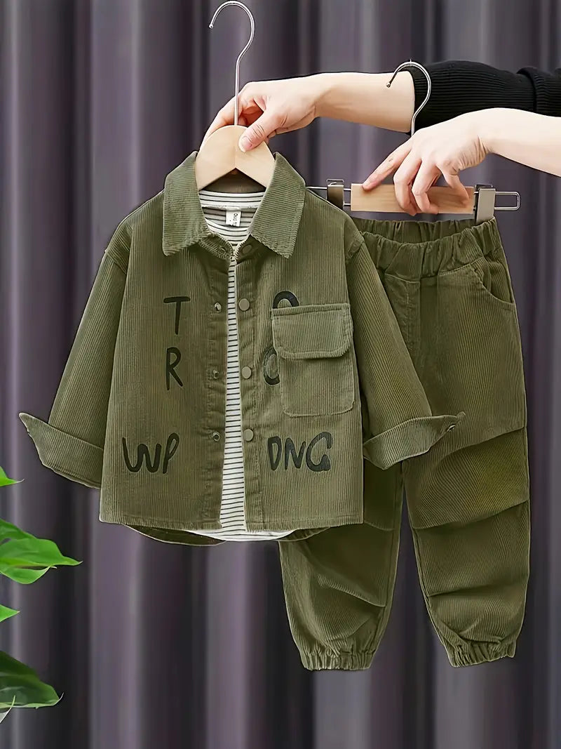 طقم من (قطعتين) بطبعة حروف خريفي للأولاد