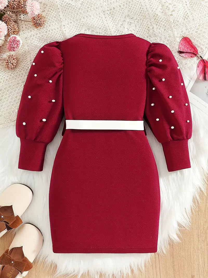 فستان بناتي أحمر (خمري) أنيق بأكمام منفوخة مزينة باللؤلؤ وحزام أبيض وحقيبة خصر صغيرة