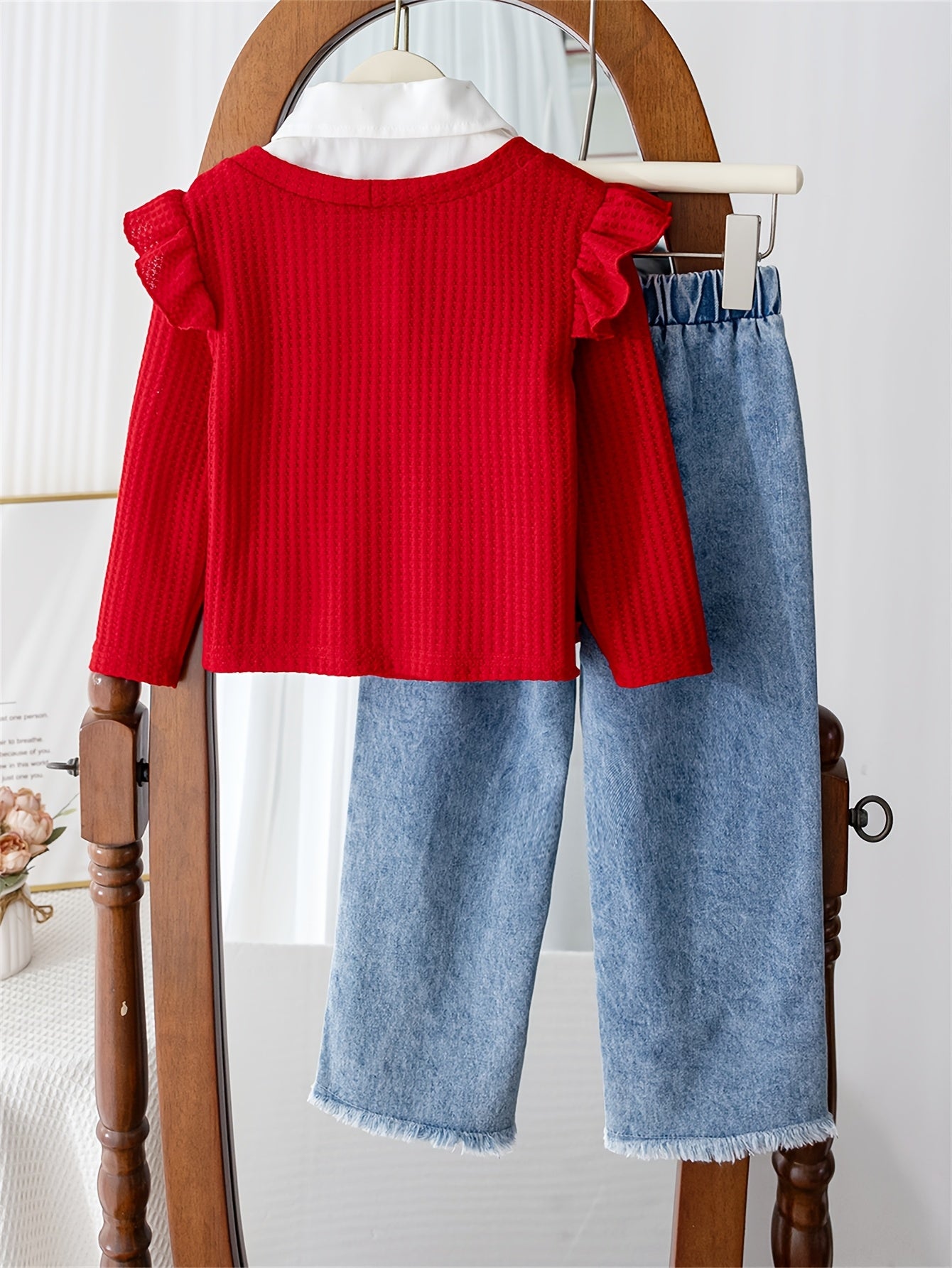 طقم شتوي بلوفر أحمر وياقة بيضاء مع بنطلون