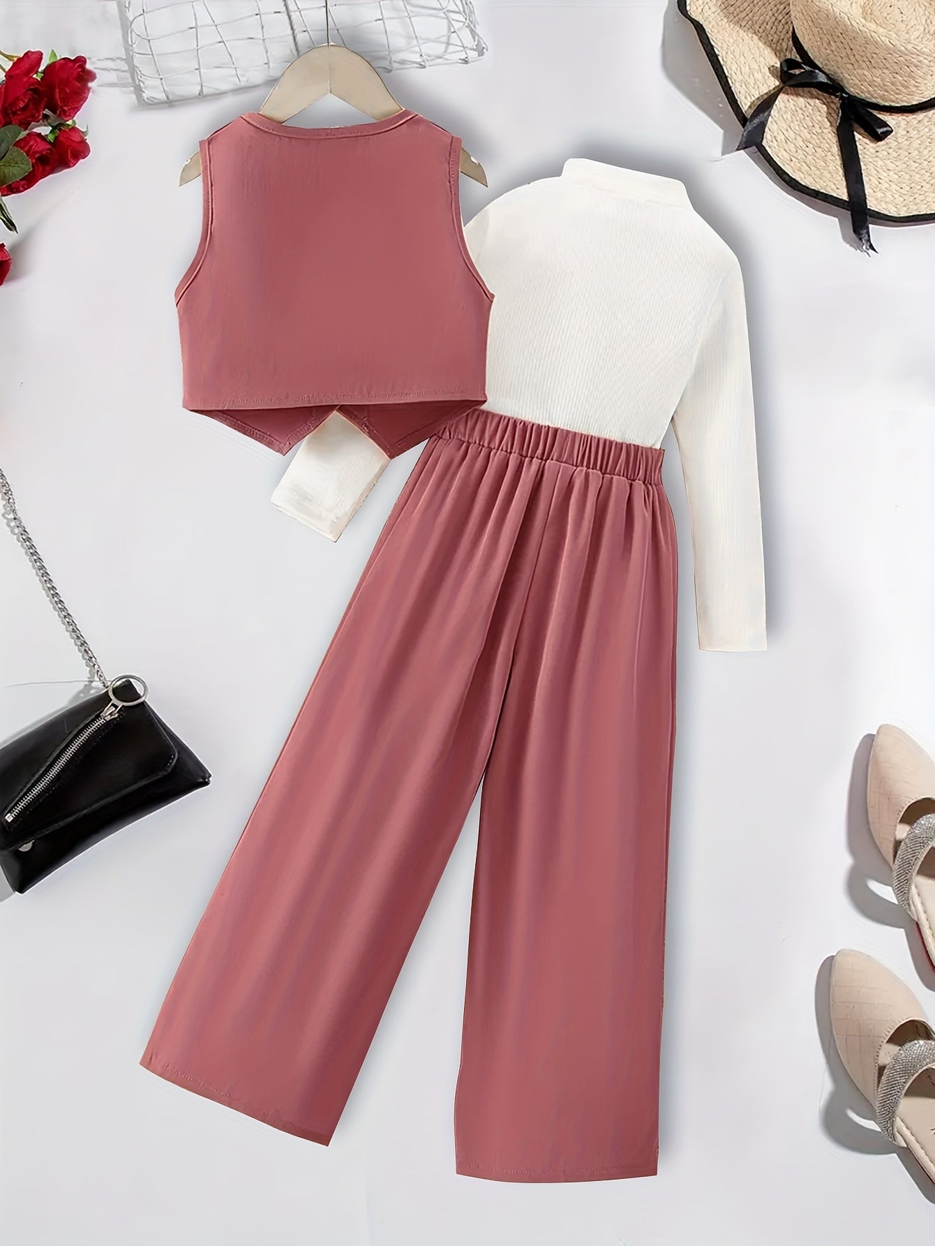 طقم بناتي بثلاث قطع بتصميم راقٍ وجذاب