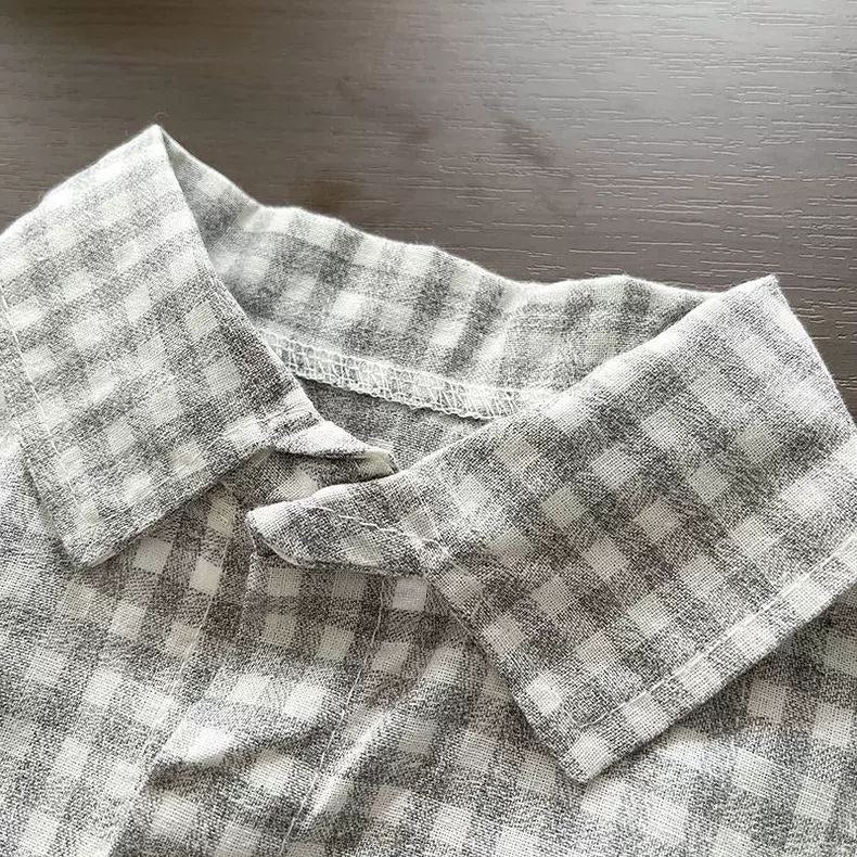 طقم مكون من قطعتين قميص بنقشة مربعات وسروال جينز عصري