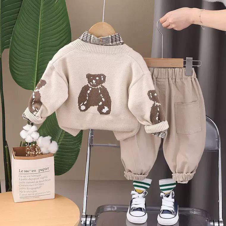 طقم 3 قطع (كارديغان الدب، قميص كاروهات، وبنطال بيج) لإطلالة كلاسيكية دافئة
