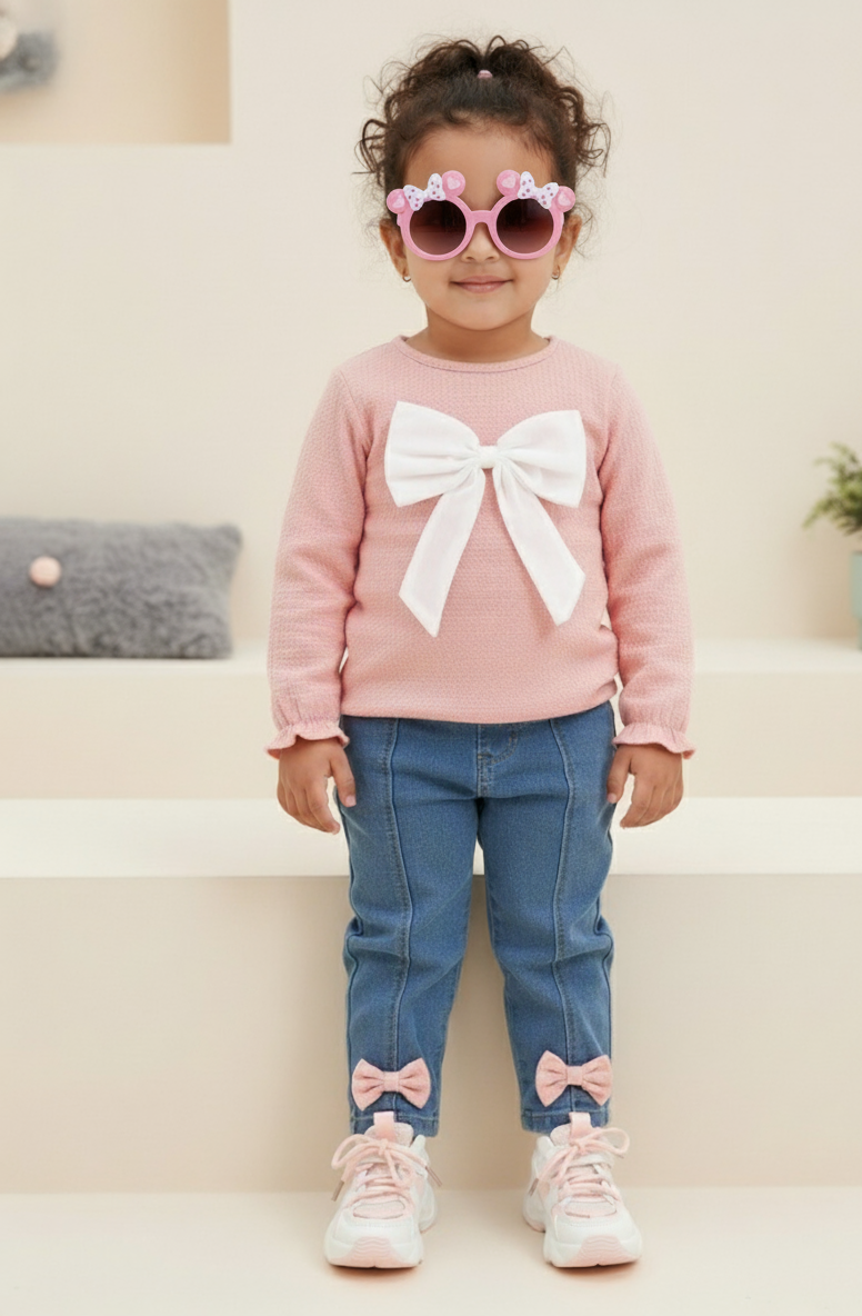 طقم من قطعتين وحذاء رياضي وردي الى جانب نظارات ميكي ماوس