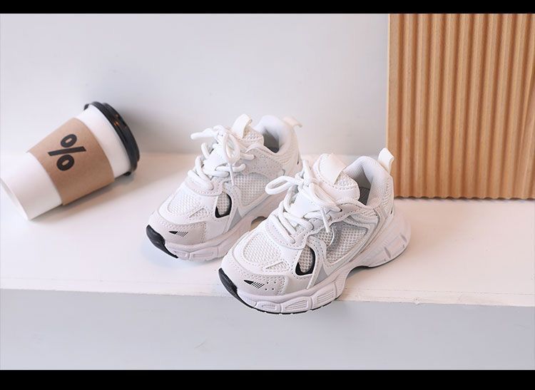 حذاء أطفال رياضي شبكي أبيض تصميم عصري خفيف الوزن