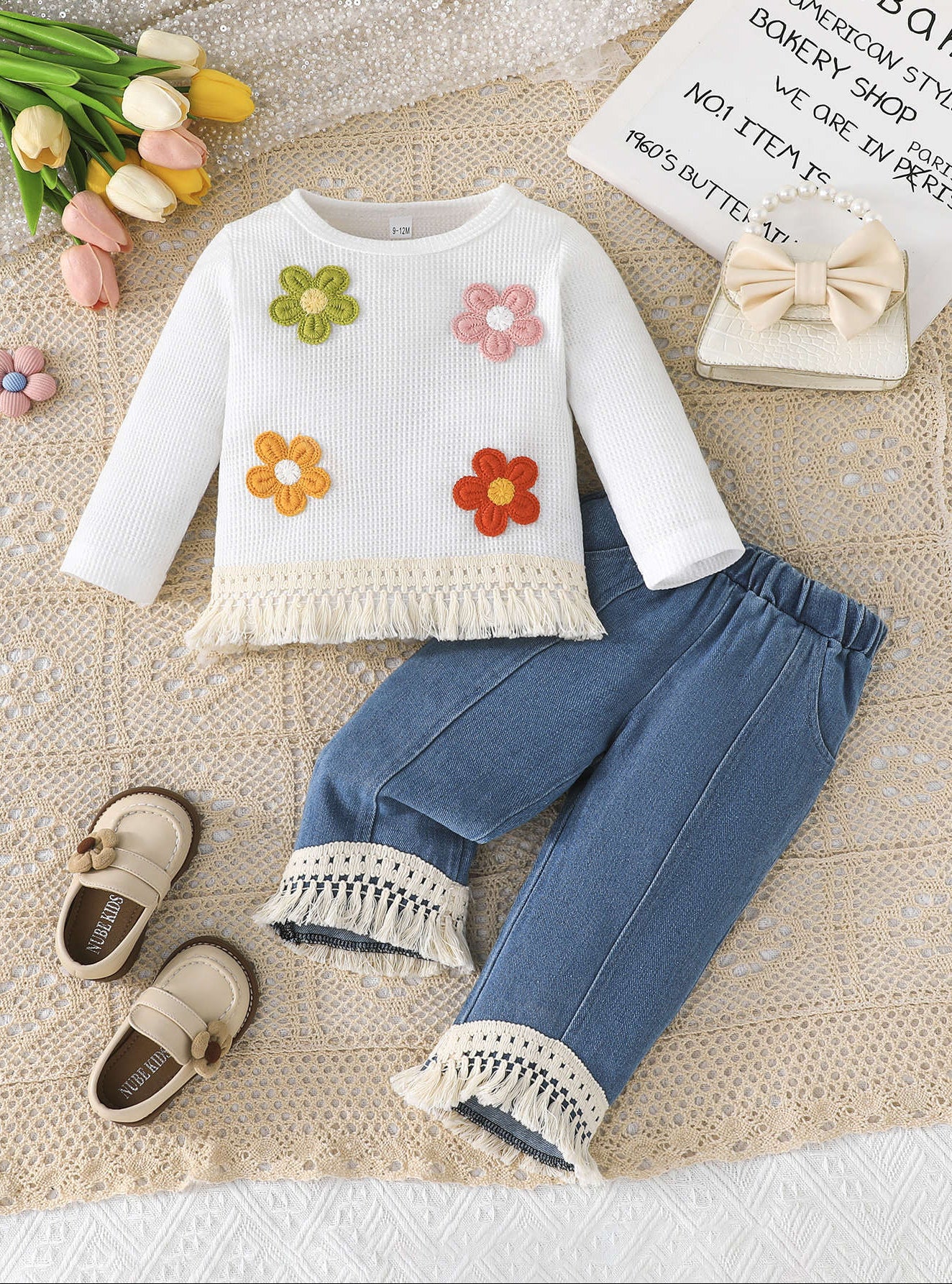 طقم بناتي مريح ببلوزة بيضاء مضلعة وجينز