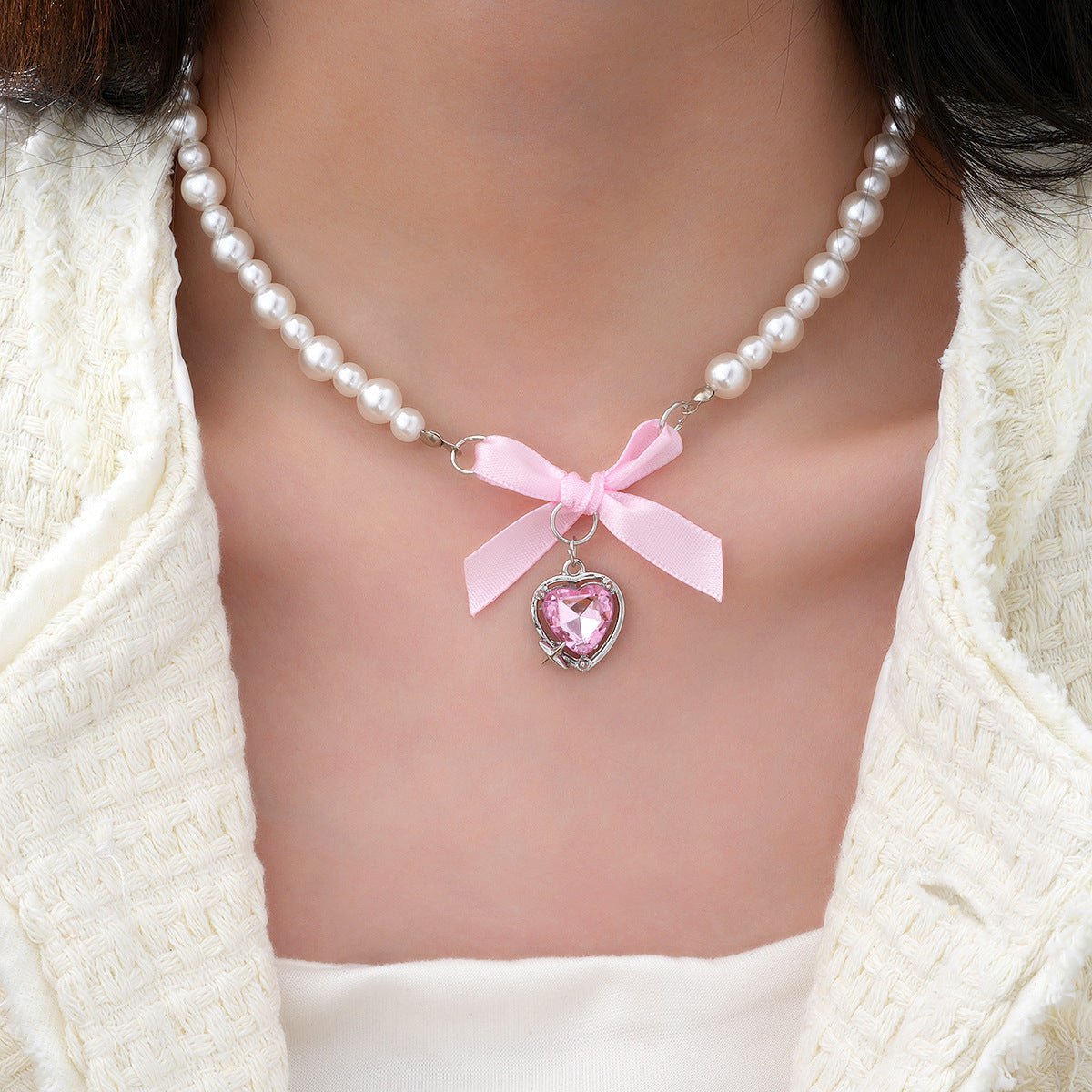 عقد بخرز اللؤلؤ مع فيونكة ودلاية قلب بتصميم صيفى للبنات