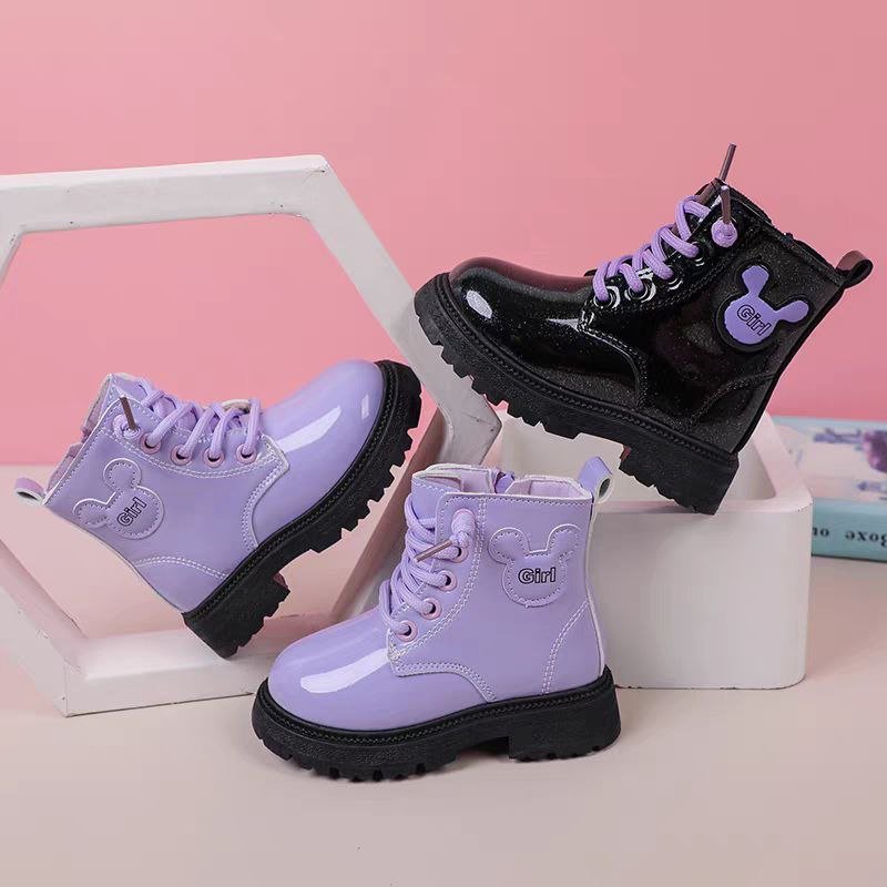 أحذية بتصميم لامع ورباط جانبي للبنات