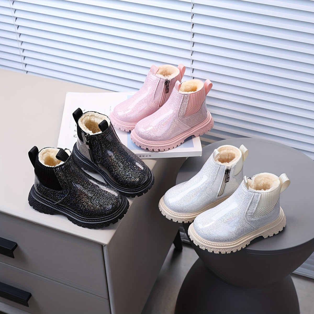 حذاء شتوي لامع مبطن بفرو للبنات