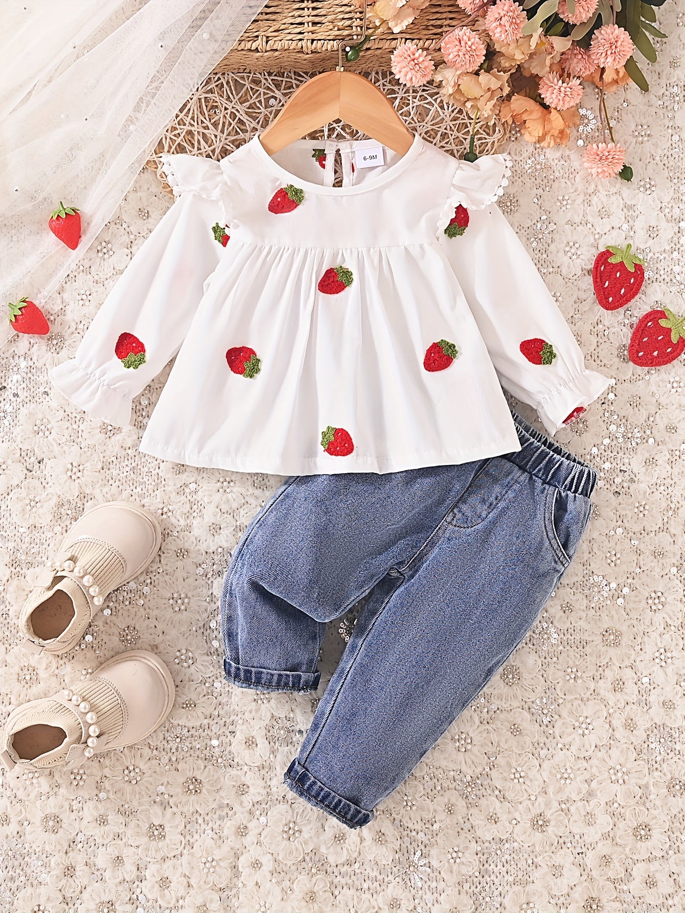 طقم من قطعتين بلوزة مطرزة و جينز لإطلالة جميلة لطفلتك