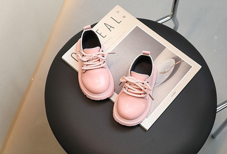 حذاء بناتي وردي لامع وأنيق تصميم كلاسيكي