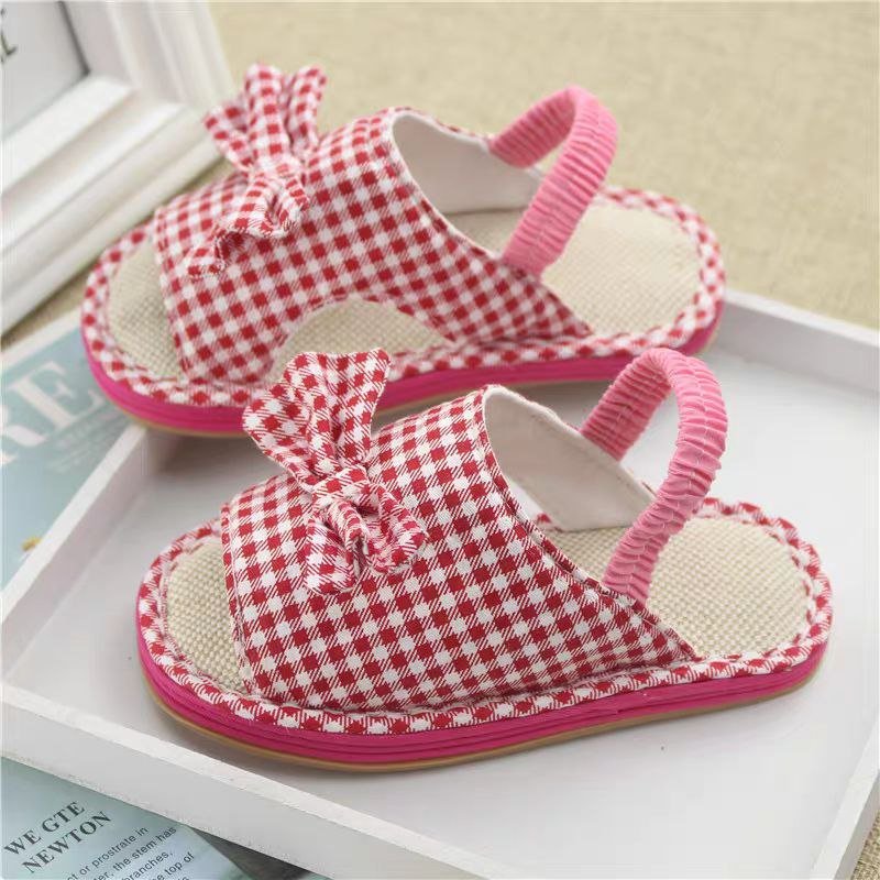 صنادل بنقشة كارو وربطة أمامية تصميم صيفي للبنات