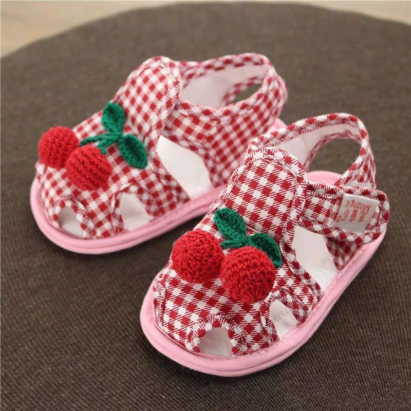 صنادل بنقشة كارو وتطريز كرز تصميم صيفي للبنات