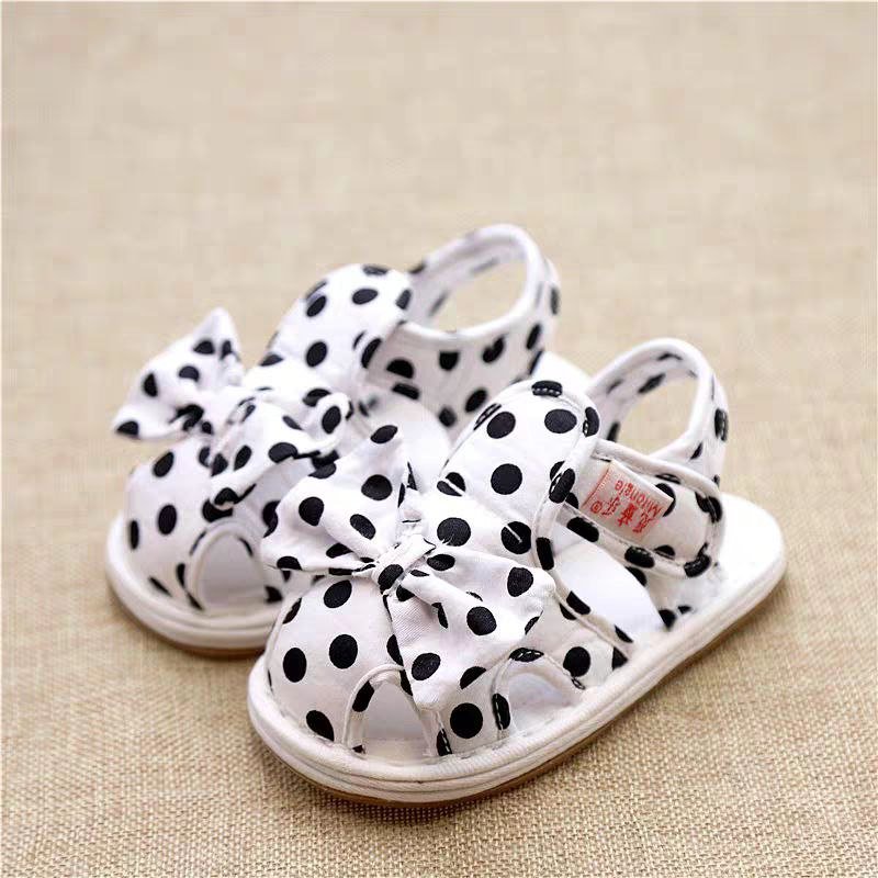 صنادل بنقشة منقطة وربطة فراشة تصميم صيفي للبنات