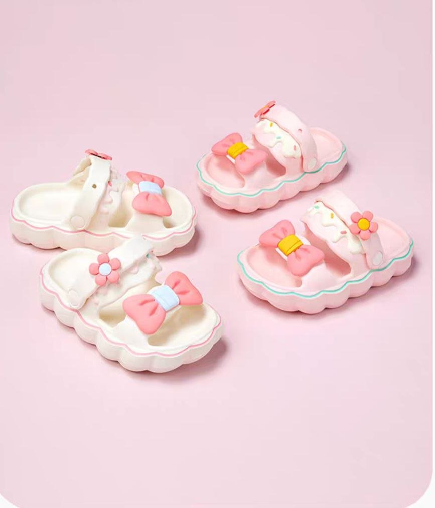 صنادل مزينة بوردة وفراشة تصميم صيفي للبنات