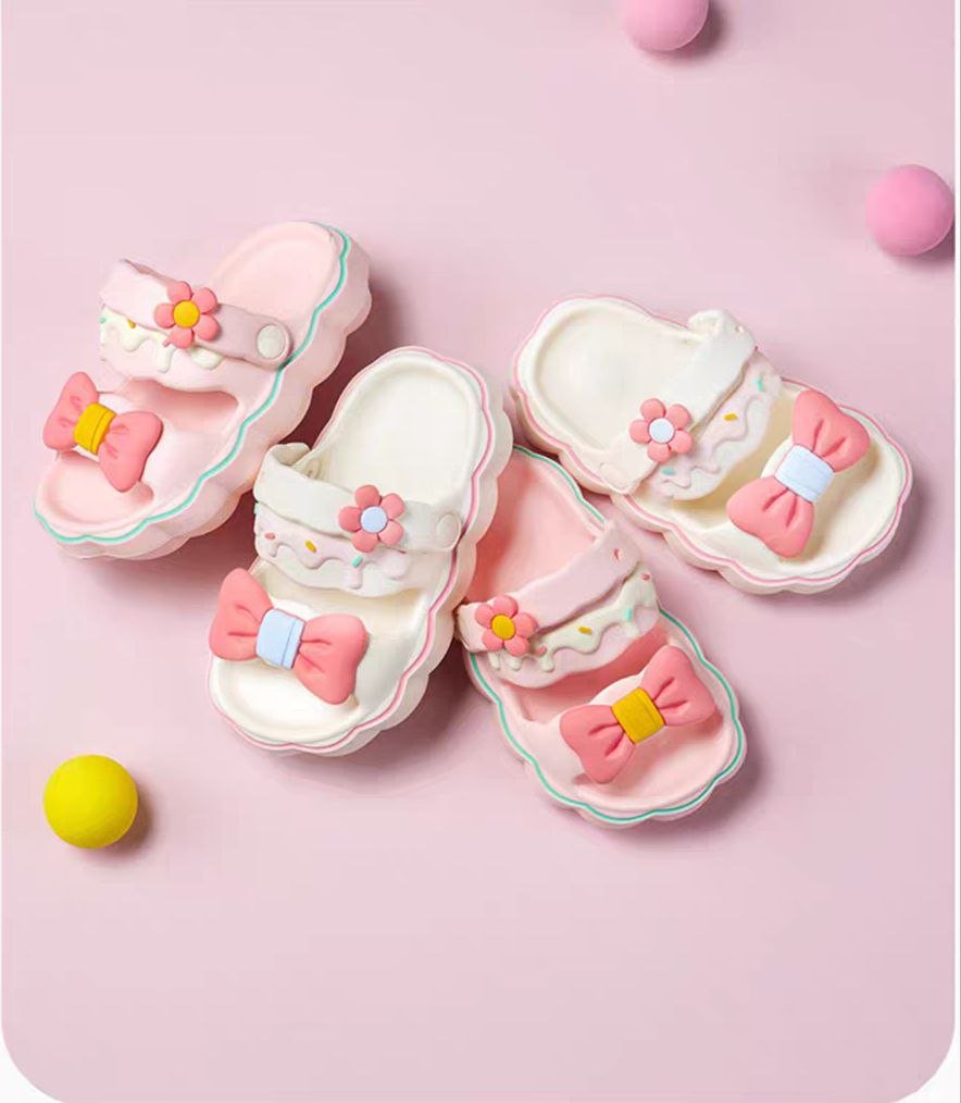 صنادل مزينة بوردة وفراشة تصميم صيفي للبنات