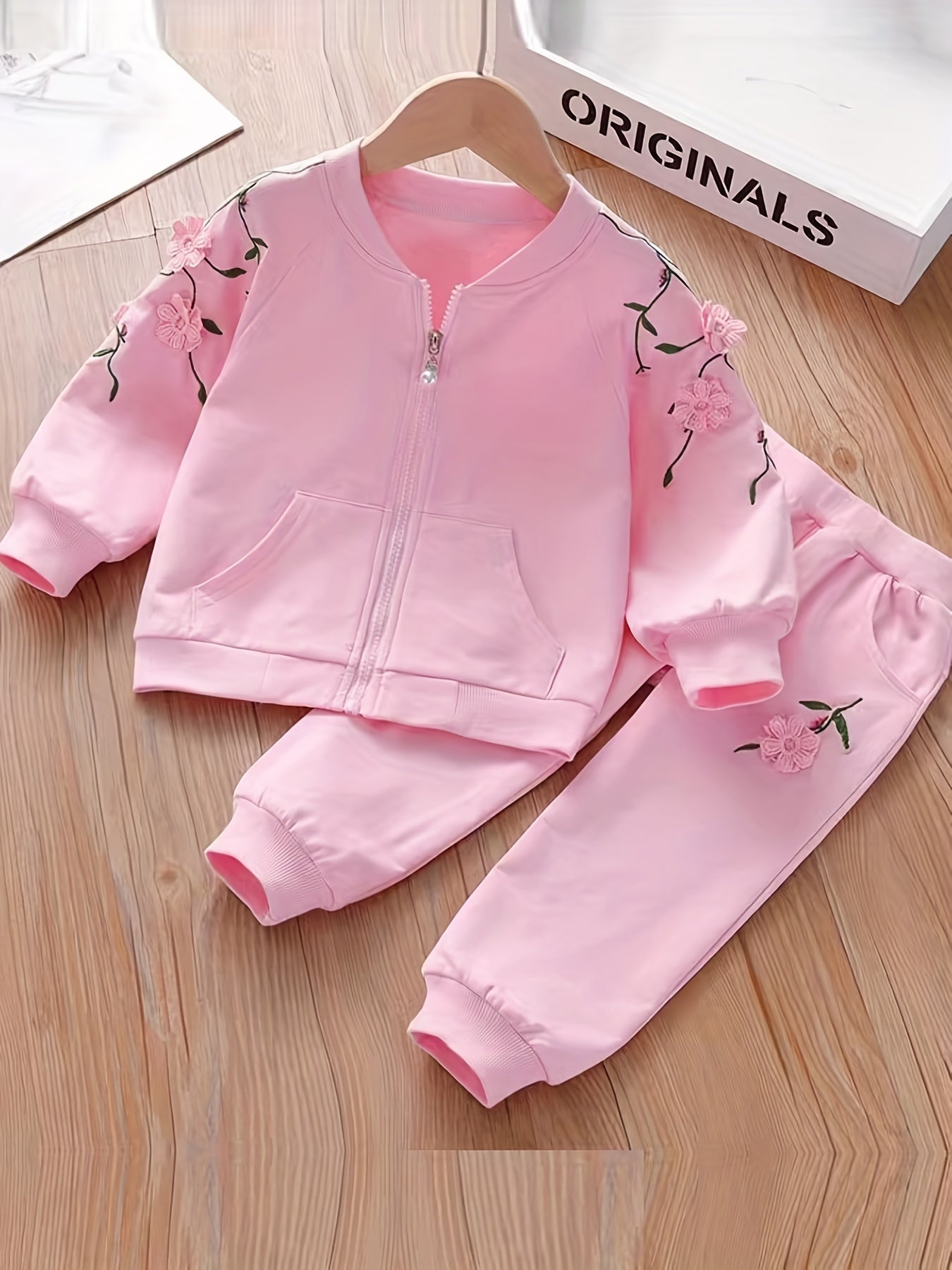 طقم قطعتين مطرز بالورد للبنات بلون وردي