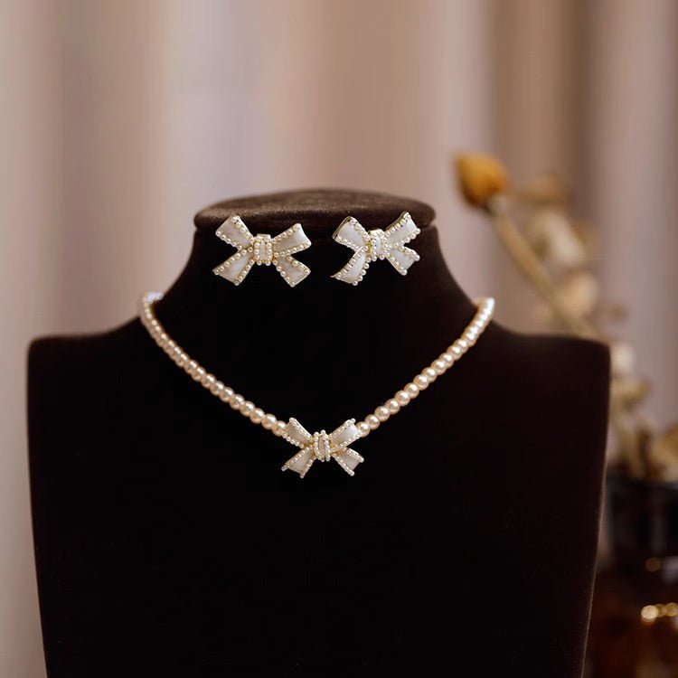 طقم مجوهرات بتصميم عقد لؤلؤ مع أقراط بشكل فيونكة للبنات