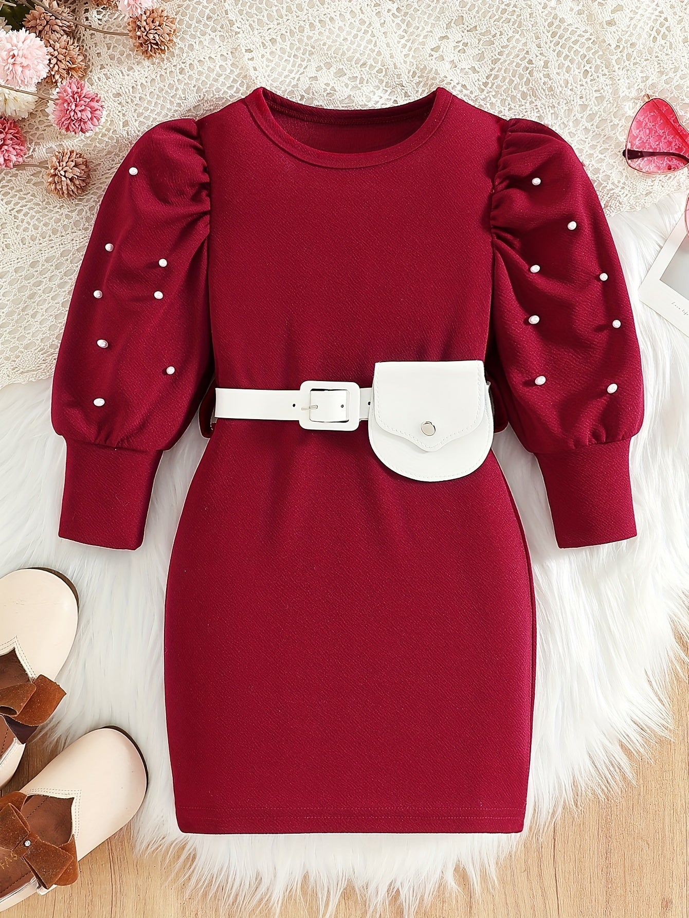 فستان بناتي أحمر (خمري) أنيق بأكمام منفوخة مزينة باللؤلؤ وحزام أبيض وحقيبة خصر صغيرة