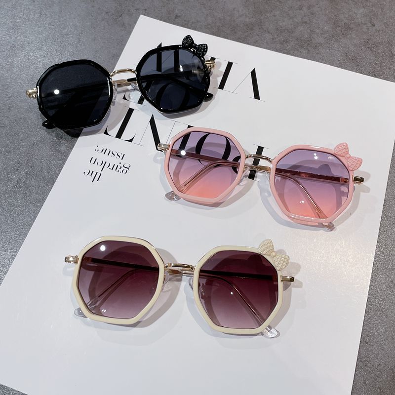 نظارات شمسية  للبنات بإطار سلكي ومزينة بعقدة فيونكة