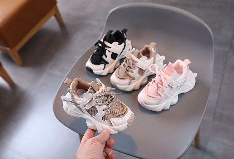 حذاء رياضي شبكي وخفيف برباط وتصميم عصري للأطفال