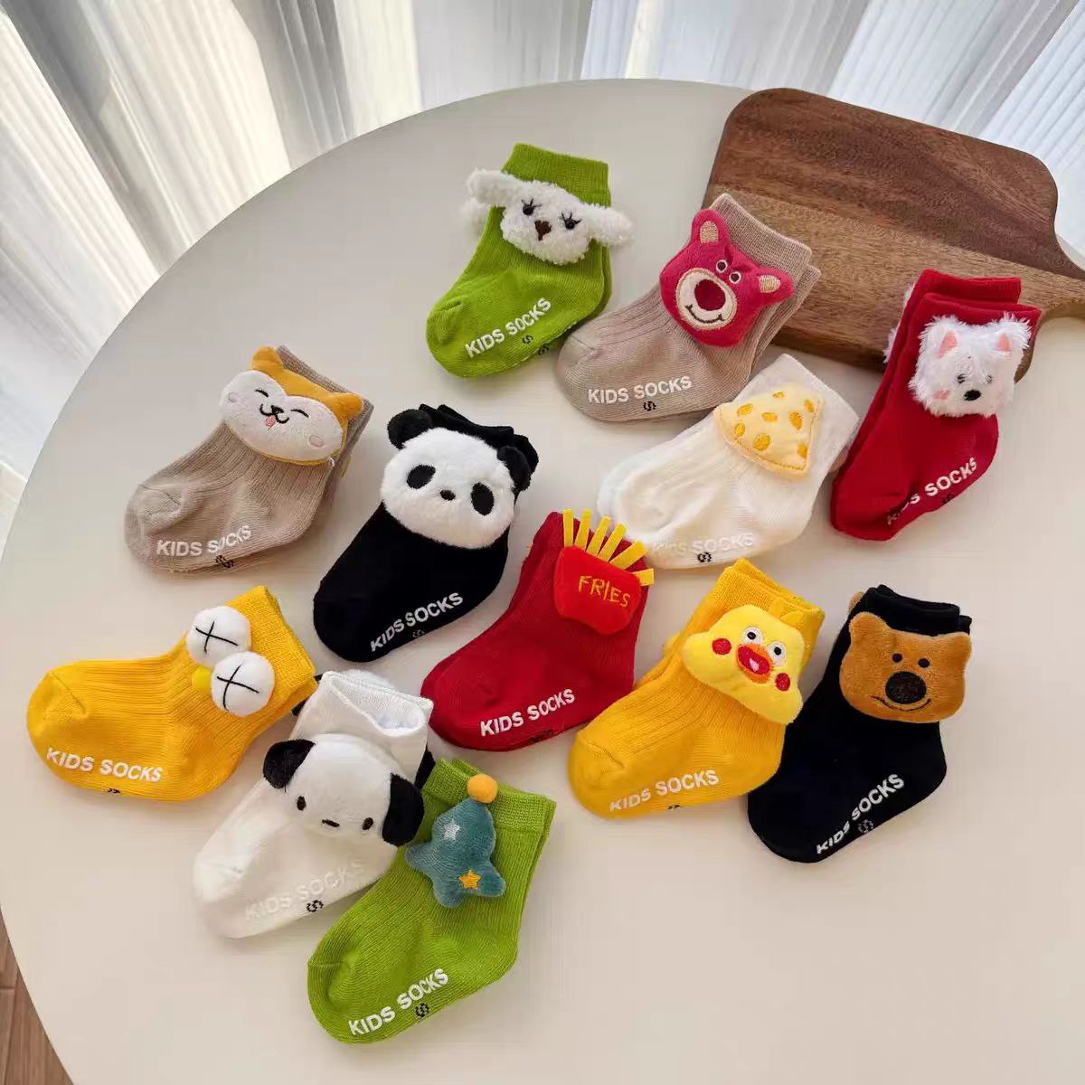 جوارب كرتونية بخامة قطنية ناعمة وتصميم ثلاثى الأبعاد