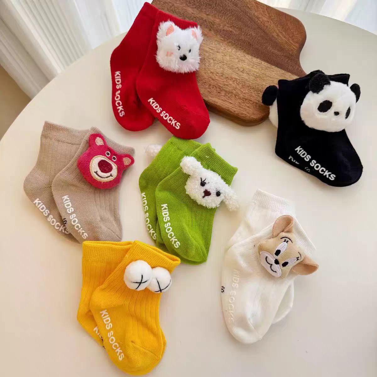 جوارب كرتونية بخامة قطنية ناعمة وتصميم ثلاثى الأبعاد