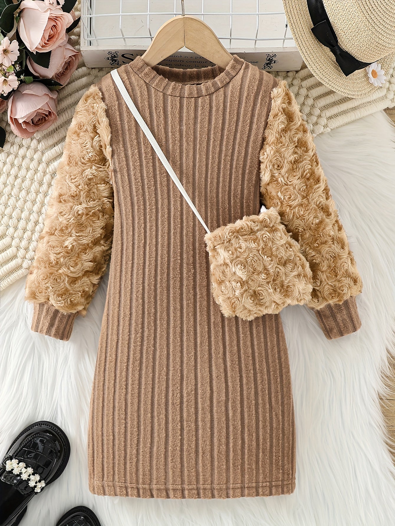 فستان شتوي بلون هادئ وتفاصيل فرو عصرية وحقيبة صغيرة متطابقة
