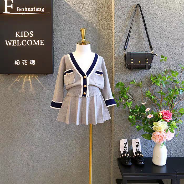 طقم شتوي منسوج بلون رمادي فاتح وتفاصيل ذهبية فاخرة