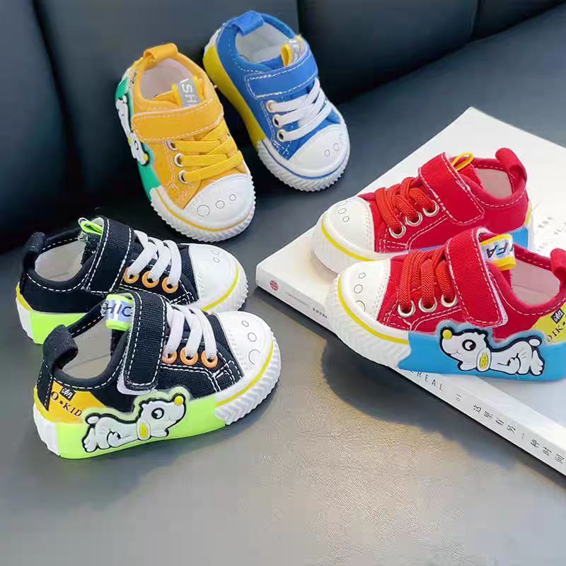 أحذية أطفال ملونة برسومات كرتونية