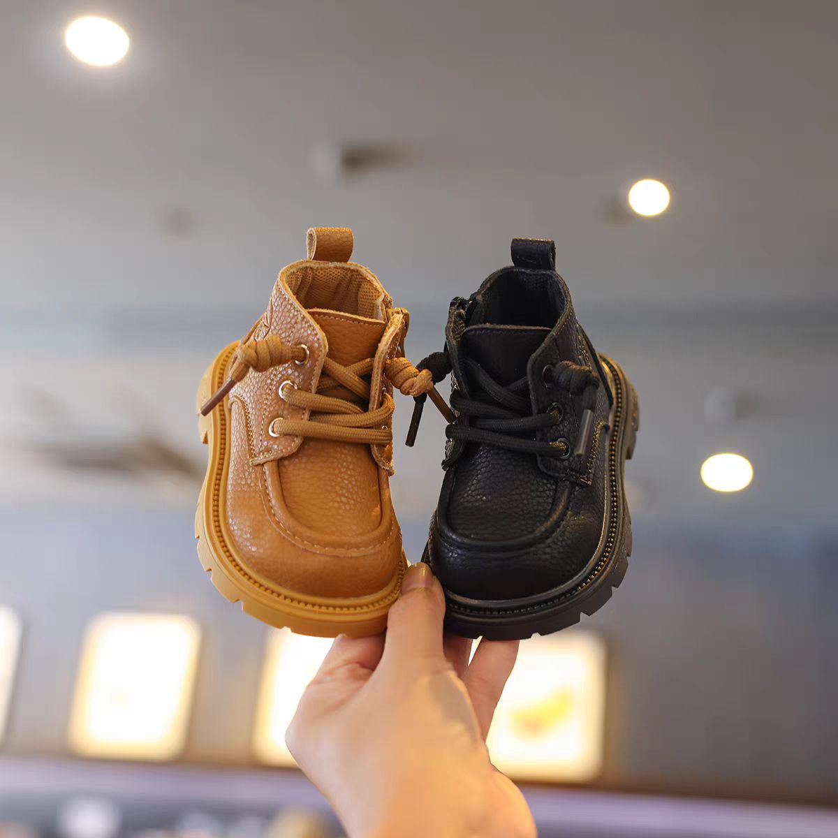 حذاء شتوي متين ودافئ للأطفال بتصميم عصري