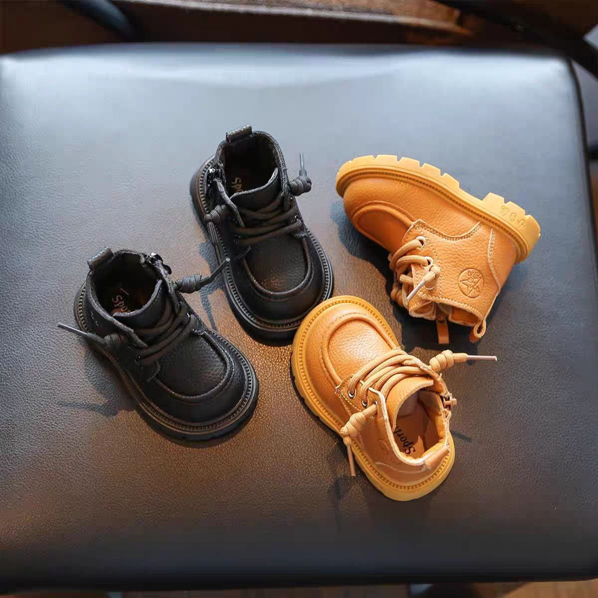 حذاء شتوي متين ودافئ للأطفال بتصميم عصري