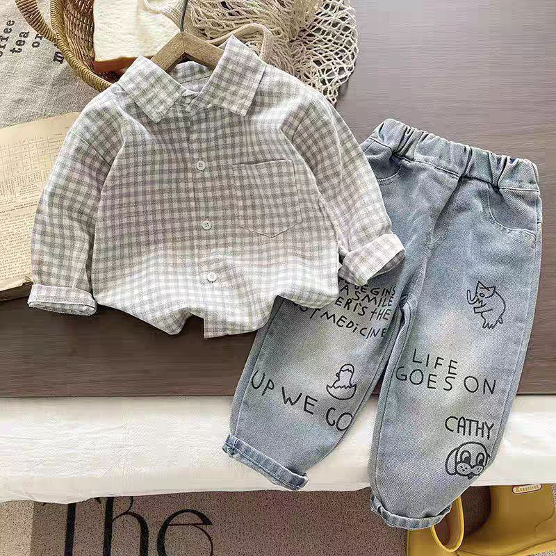 طقم مكون من قطعتين قميص بنقشة مربعات وسروال جينز عصري