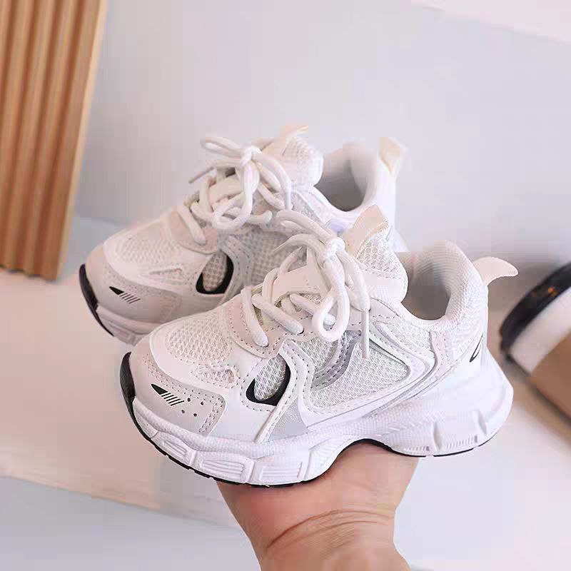 حذاء أطفال رياضي شبكي أبيض تصميم عصري خفيف الوزن