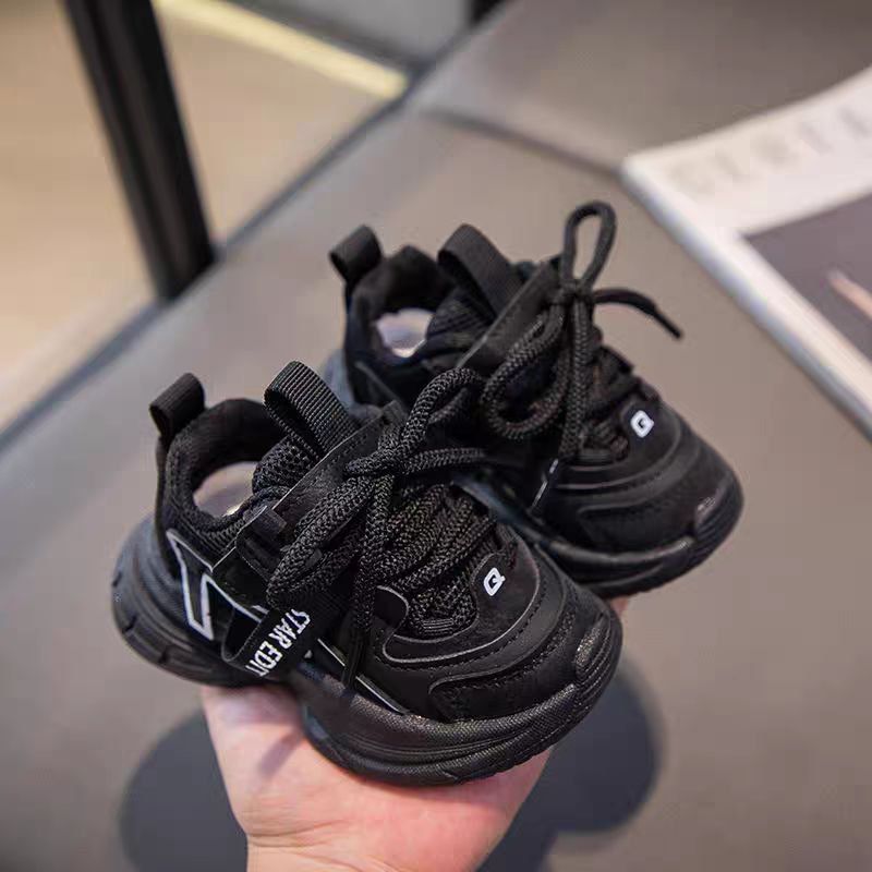 حذاء رياضي للأطفال بتصميم  عصري ومميز