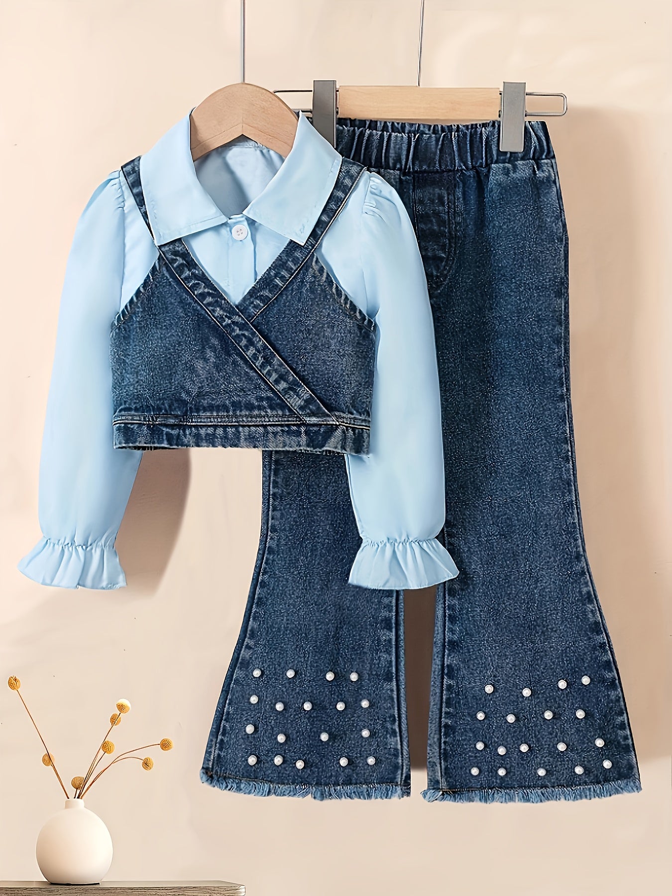 طقم بناتي 3 قطع يجمع بين الجينز والقميص الناعم لإطلالة مميزة