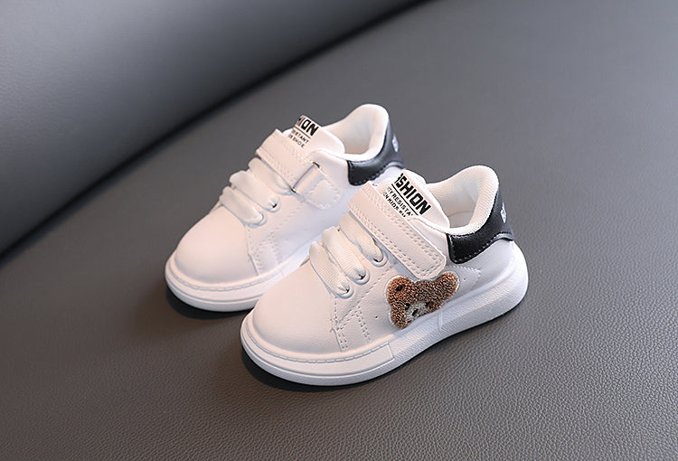 Zapatos infantiles con estampado de oso.