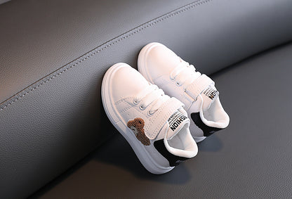 Zapatos infantiles con estampado de oso.