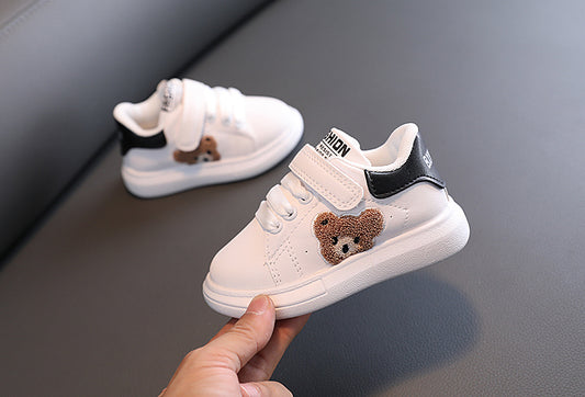 Zapatos infantiles con estampado de oso.