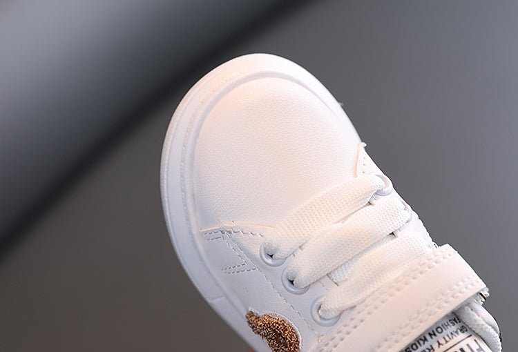 Zapatos infantiles con estampado de oso.