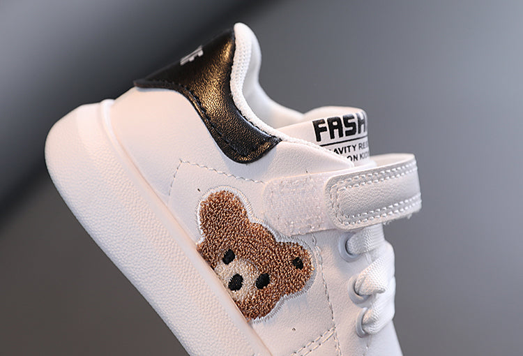 Zapatos infantiles con estampado de oso.