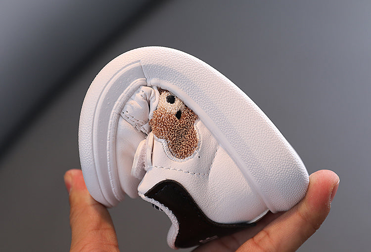Zapatos infantiles con estampado de oso.
