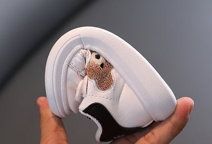 Zapatos infantiles con estampado de oso.