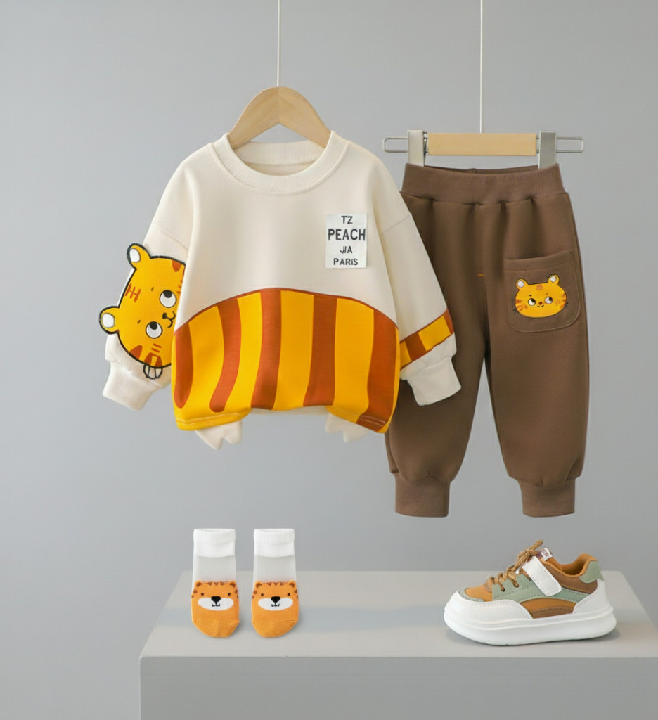 طقم كامل من قطعتين و حذاء رياضي الى جانب جوارب