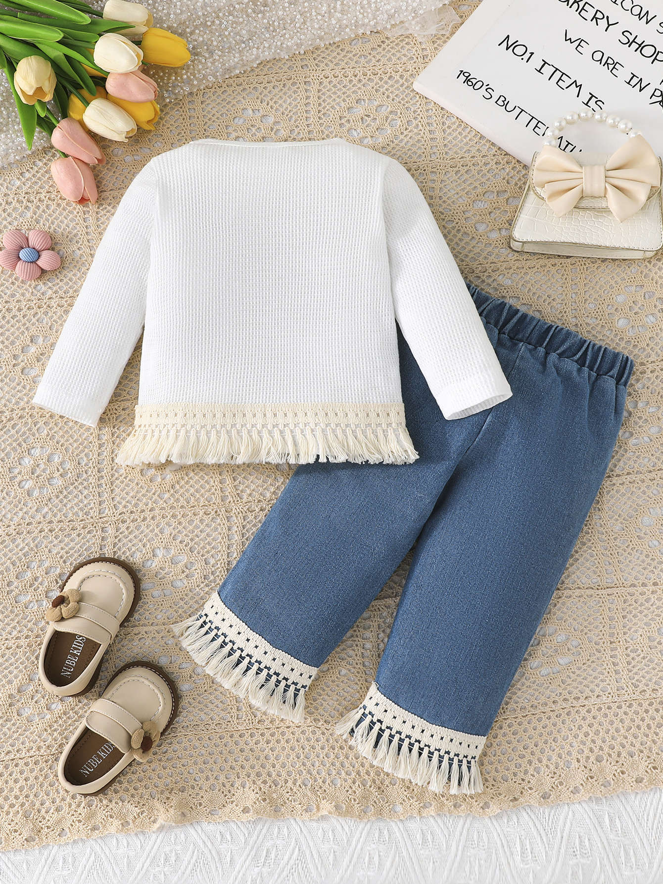 طقم بناتي مريح ببلوزة بيضاء مضلعة وجينز