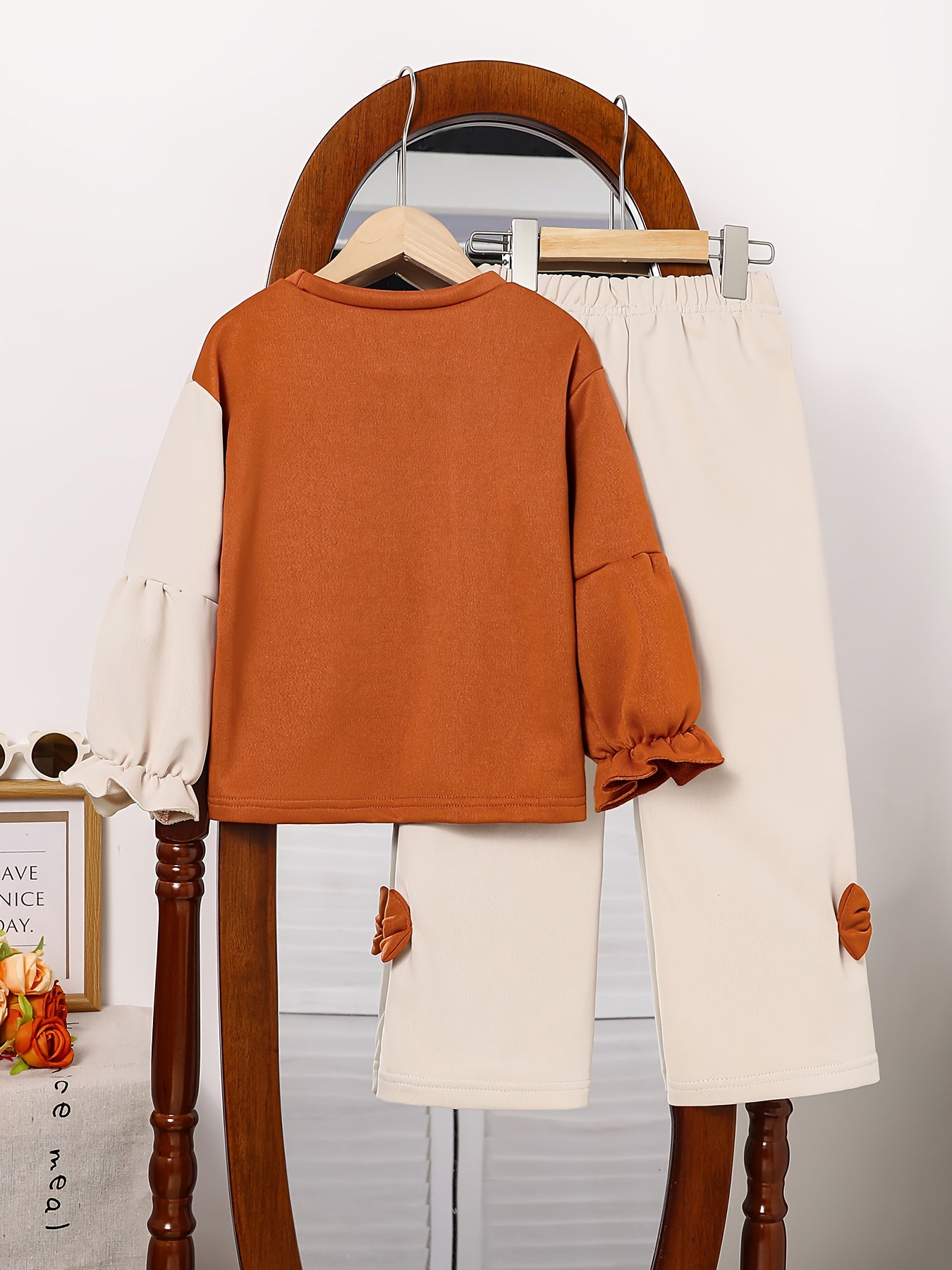 طقم عصري من قطعتين للفتيات وبفيونكة رائعه