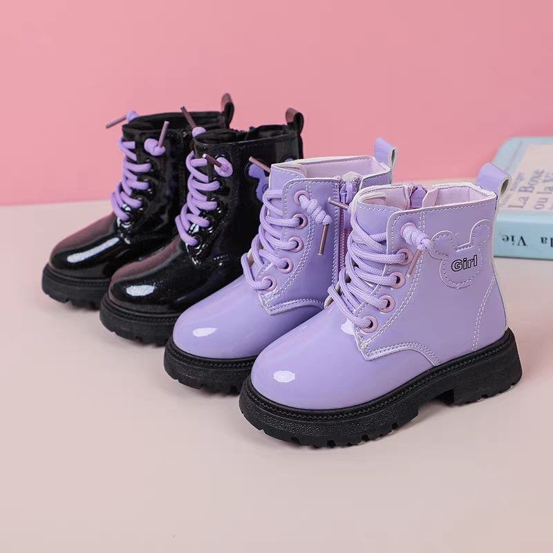 أحذية بتصميم لامع ورباط جانبي للبنات