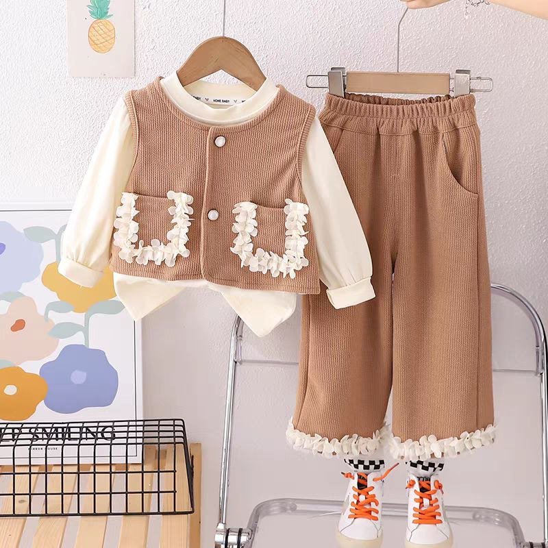 طقم من ثلاث قطع ناعم بلمسة كلاسيكية للبنات