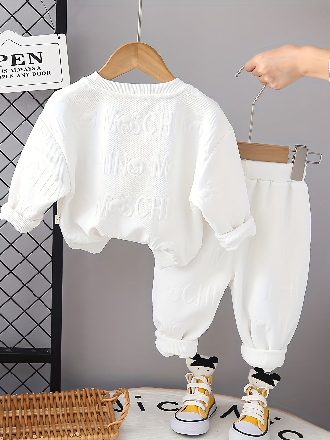 طقم أطفال رياضي فاخر بنقشة بارزة تصميم عصري