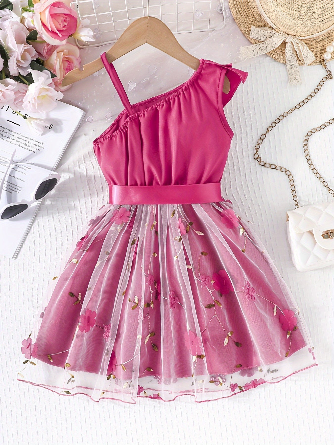 فستان صيفي بكتف واحد وتطريز زهور