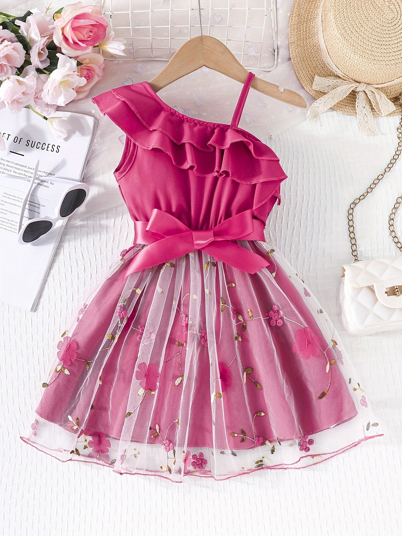 فستان صيفي بكتف واحد وتطريز زهور